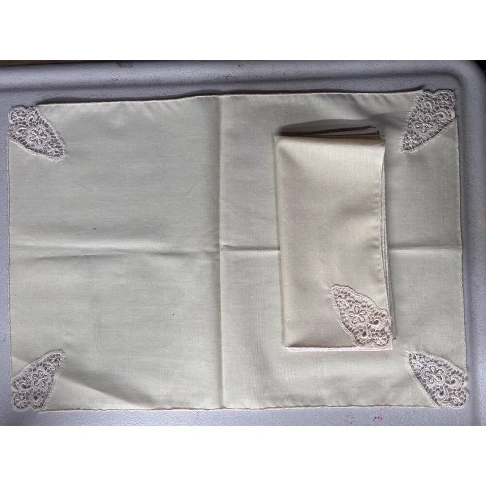 VTG Beige‎ Cotton Dinner Napkins and Placemats Crocheted Corner Accents lot of 4